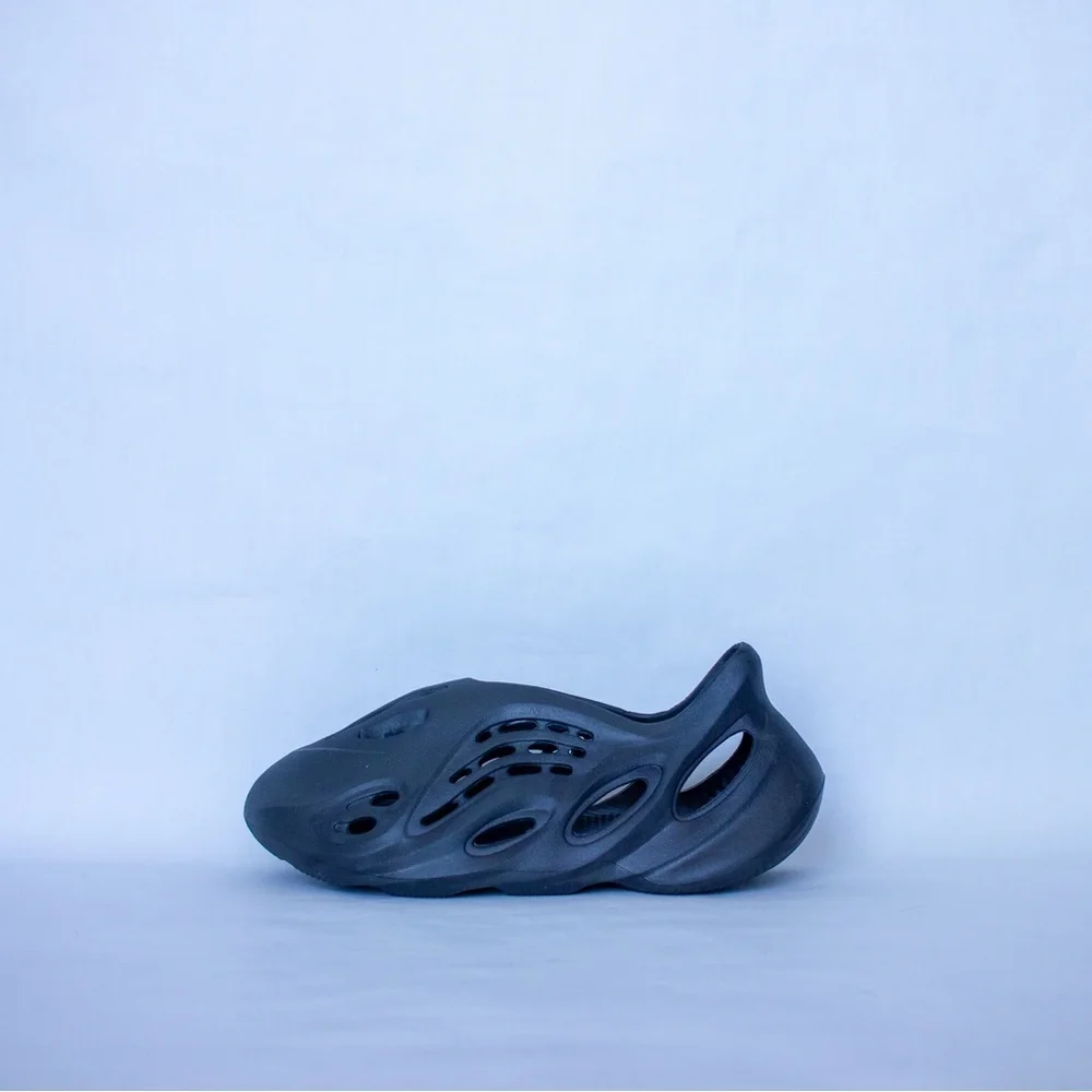 Size 8- adidas‎ Yeezy Foam RNNR Carbon